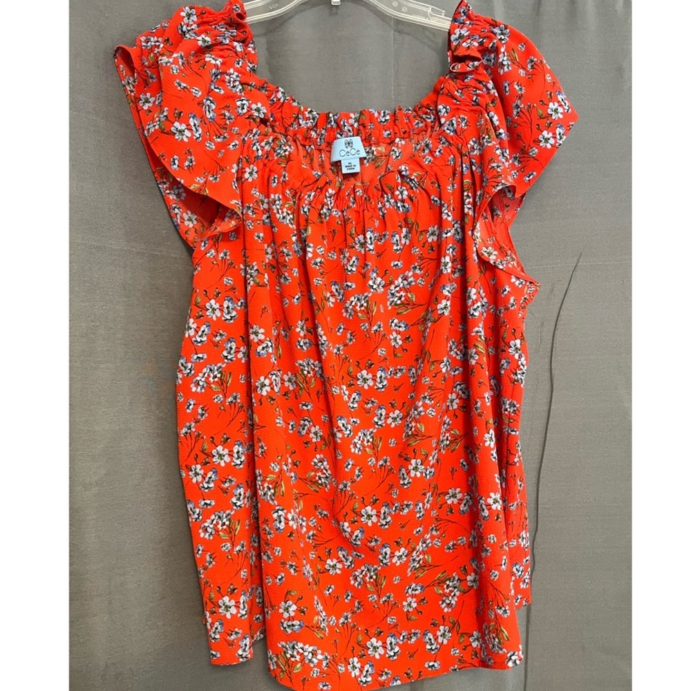Cute and comfy CeCe flowy cap sleeve top.